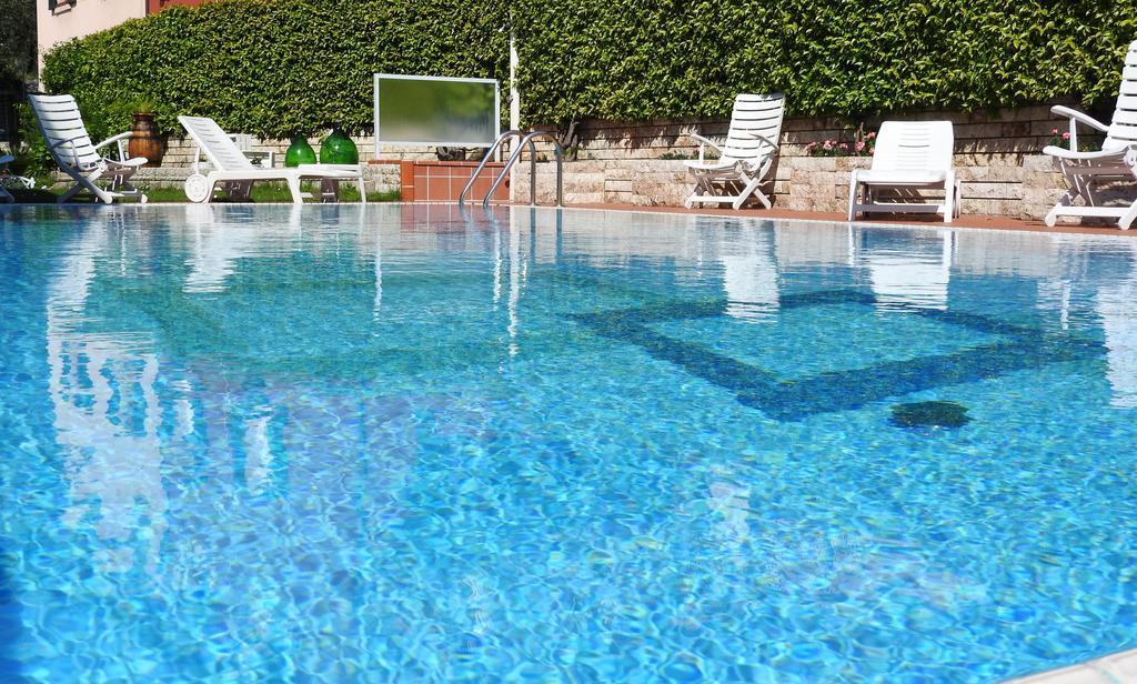 Villa Fiori มัลเชซิเน ภายนอก รูปภาพ
